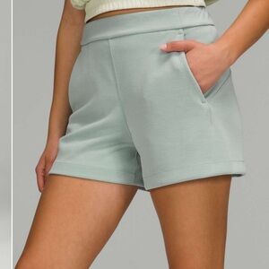 Lululemon Softstreme Relaxed Short 4" | Size 8